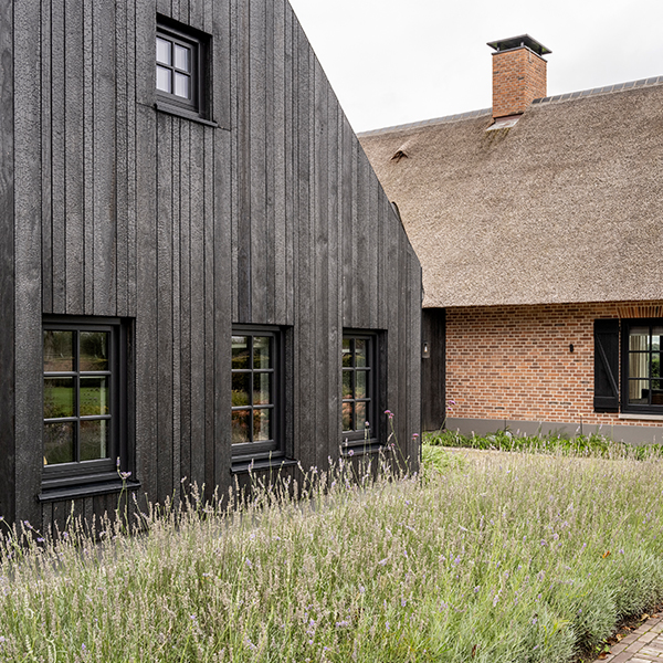 maison de grange bois brule