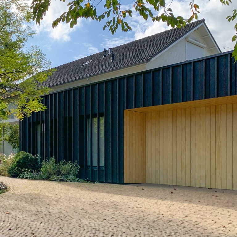 Garage omringd door Japanse watertuin