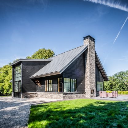 Schwarzes Bauernhaus im neuen Stil