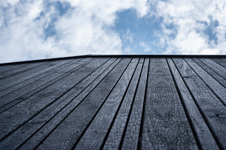 Zwart houten latten voor muur