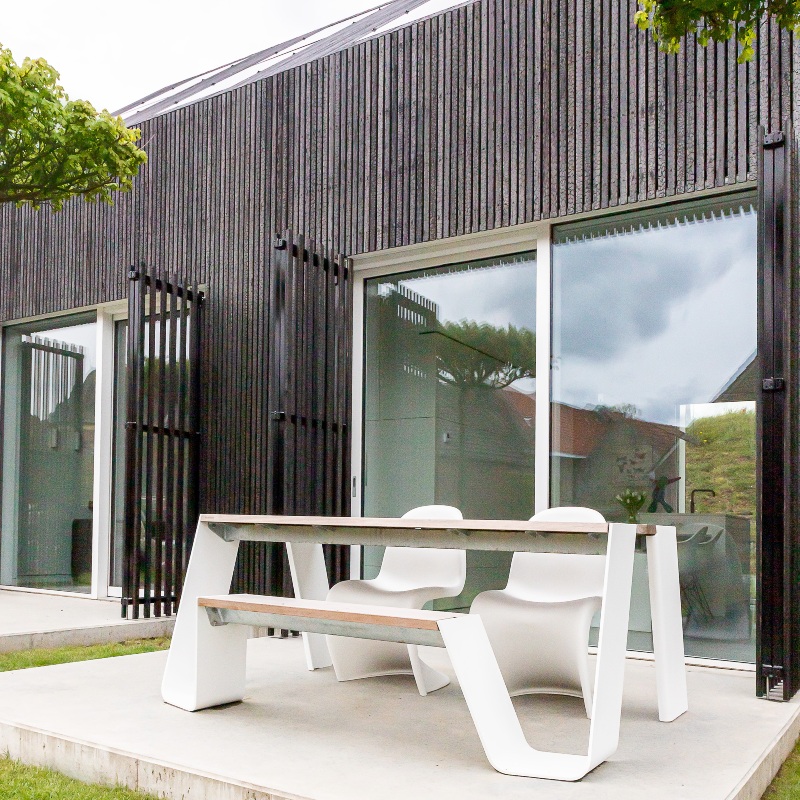 Aanbouw huis zwart hout