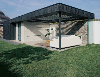 Overkapping met zwart hout