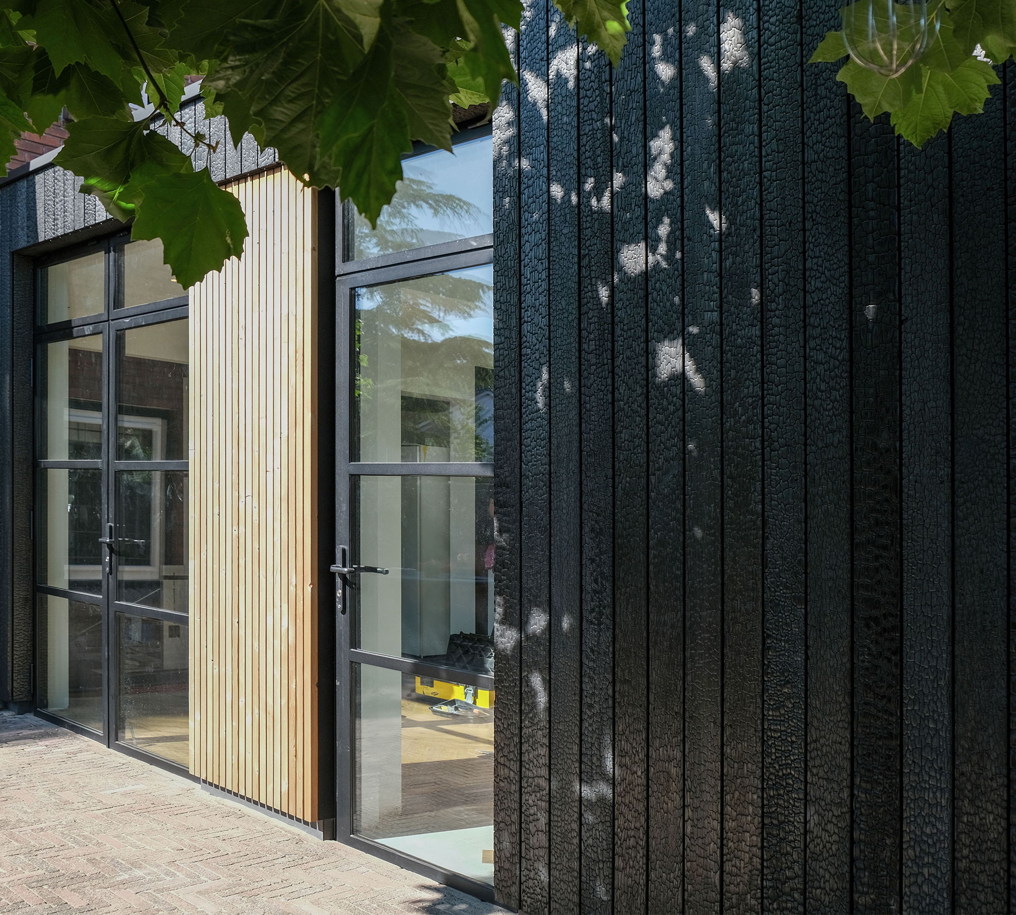 Contrasterende aanbouw met Omiyama