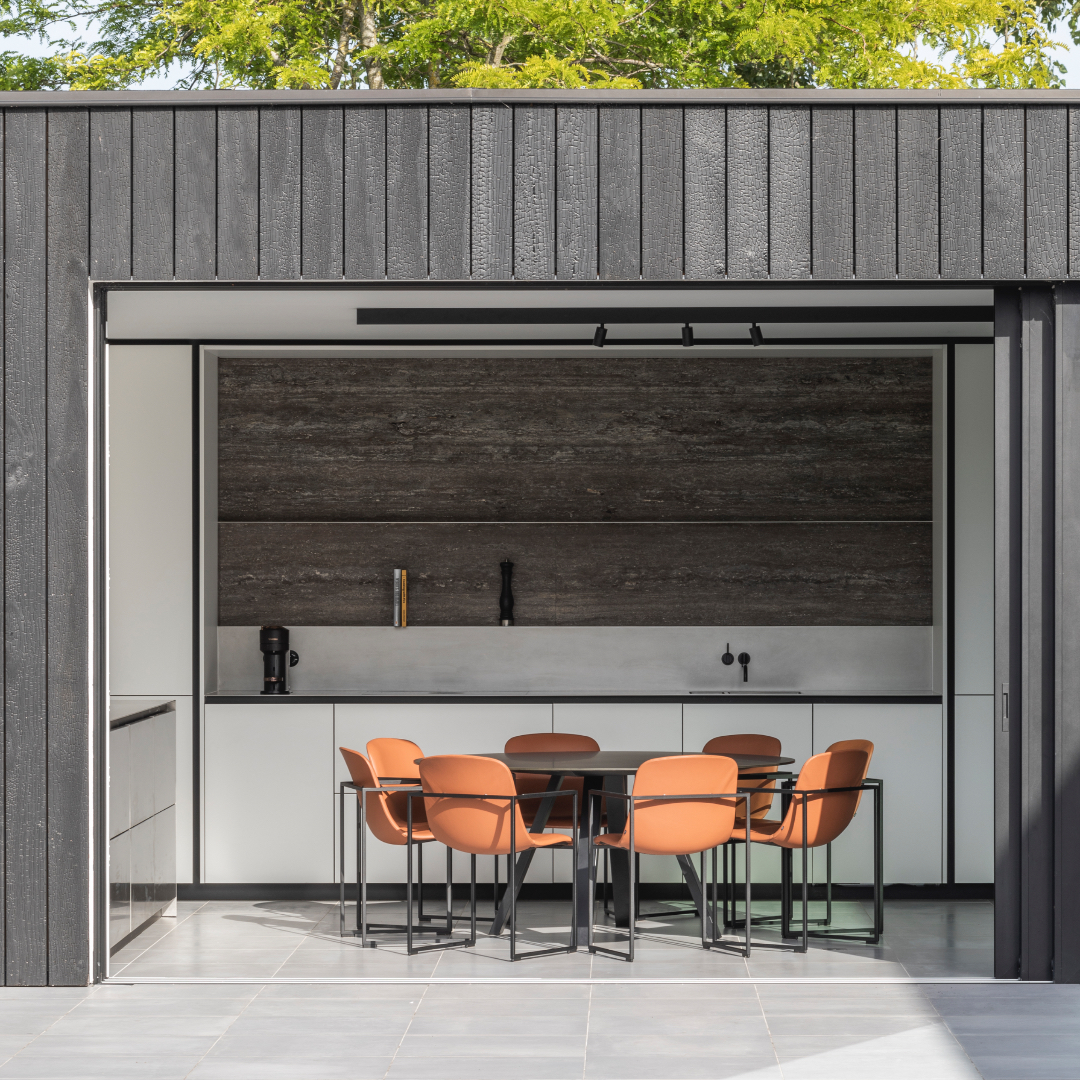 Abri de jardin en bois noir