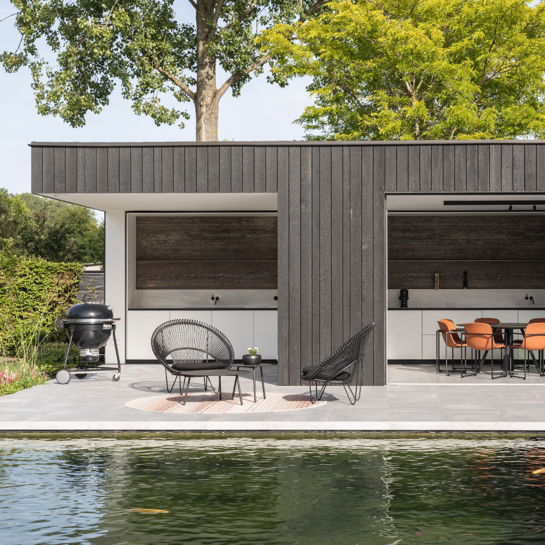 Overkapping met zwart hout