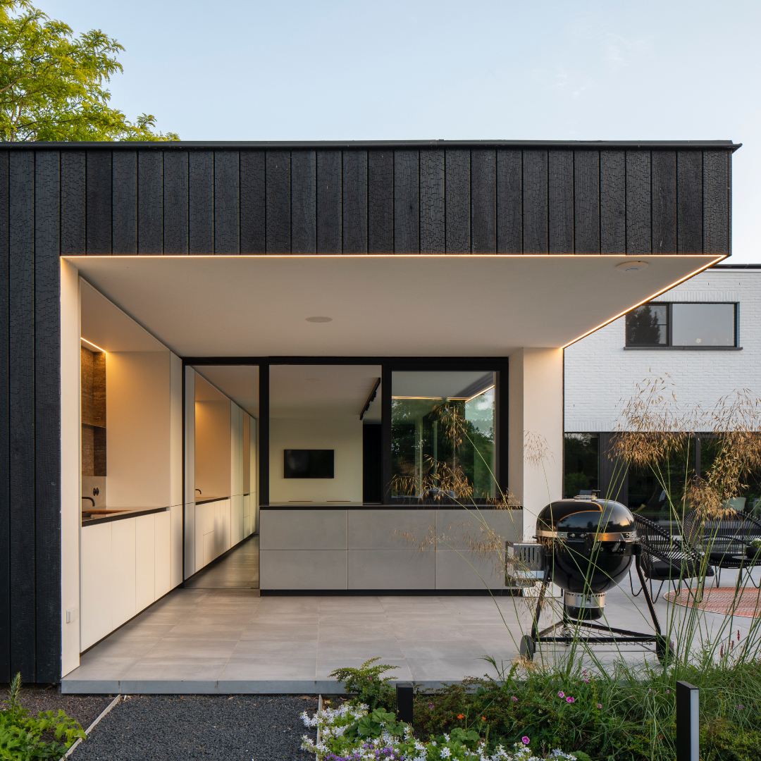 Overkapping met zwart hout