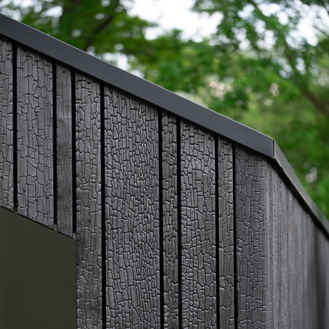 Schwarzes gebranntes Holz