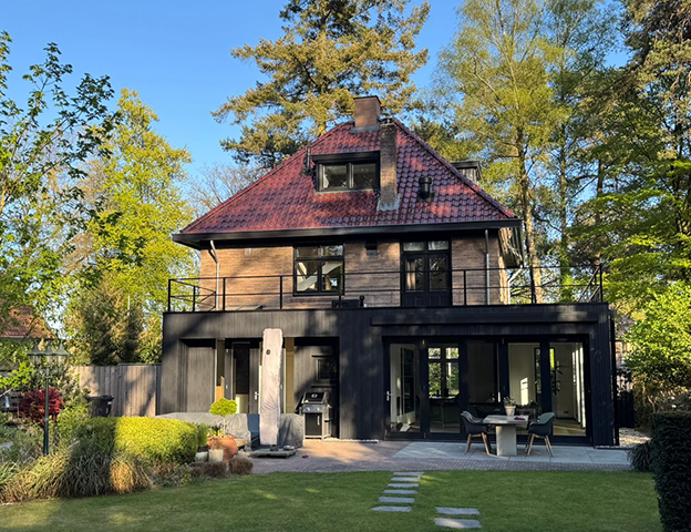 A Dialogue in Black: villa with extension