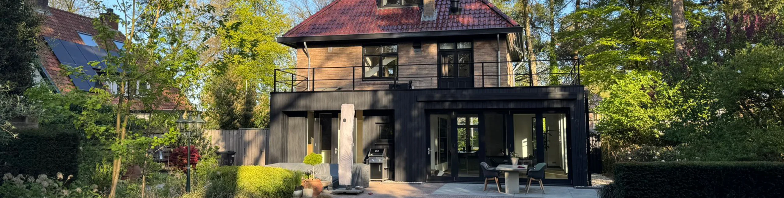 A Dialogue in Black: villa with extension